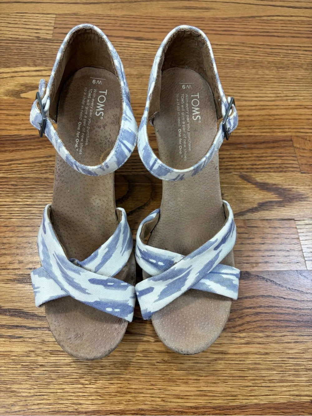 TOMS Chambray Sierra Ikat Boho Blue & White Wedge Heel Sandals (9)